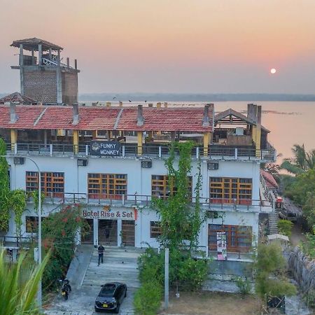 Funky Monkey Hostel & Yoga Rooftop Lounge , Arugambay ポットゥビル エクステリア 写真