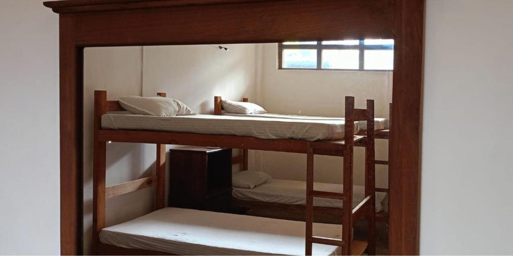 Funky Monkey Hostel & Yoga Rooftop Lounge , Arugambay ポットゥビル エクステリア 写真